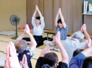 高齢者の方と健康体操（写真）