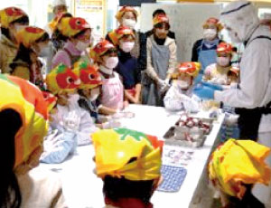 企業と連携した体験イベント（ウインナー作り）（写真）