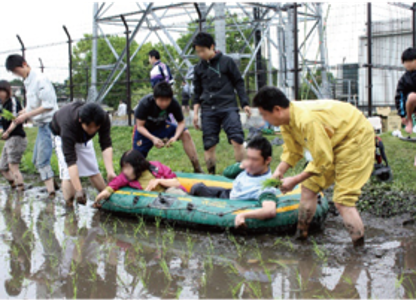ゴムボートでの田植体験