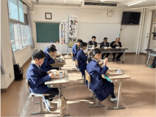 生産者と一緒に学校給食を食べる様子（兵庫県豊岡市）
