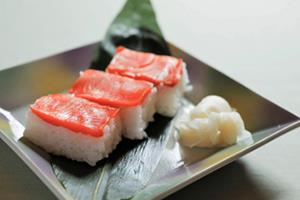 塩引きずしがお皿にのっている様子