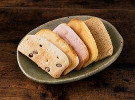 かんもちが５つ乗ったお皿