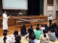 長折昆布を広げる実演
