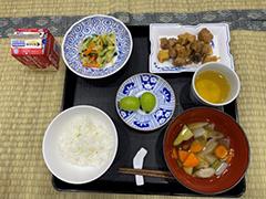 ごはん、ぐる煮、かつおの南蛮漬け、おひたしなどを含む和食給食