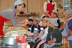 魚について教わる子供たち