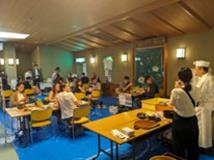 職人に耳を傾ける受講者たち