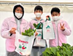 野菜を持っているこども３人