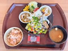 栄養バランスに配慮した社員食堂が提供している食事