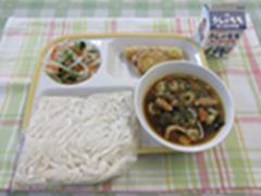 牛乳やうどんが含まれている給食