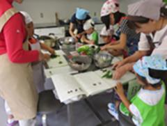 親子で料理している様子