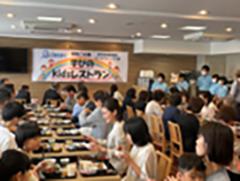 大勢の人が食事をしている様子