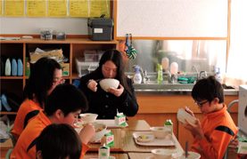 「相農（そうのう）みそ」出前授業と共食の様子02
