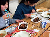 鯉の甘煮を食べる児童