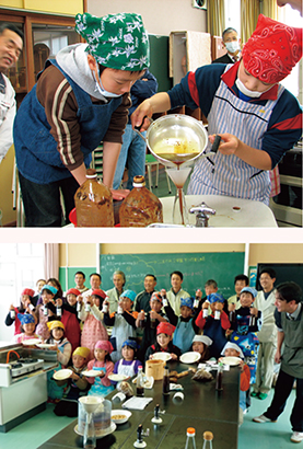 小学校での醤油作りの様子