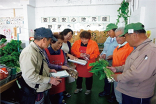 給食現場と生産現場をつなぐ体制（農業公社専任職員による出荷野菜の調整）