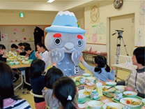 立山町（たてやままち）の観光大使「らいじぃ」のお誕生日会食