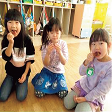 干し柿を食べている様子