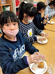 いなり寿司を作る子供たち