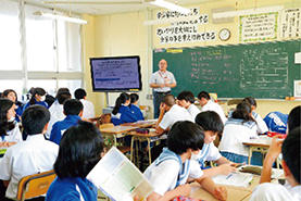 中城（なかぐすく）中学校での授業の様子