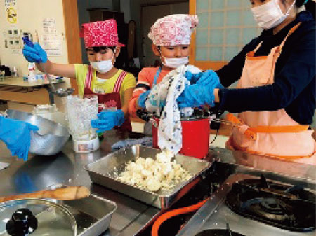 ゆし豆腐づくり等を行っている親子向けの料理教室