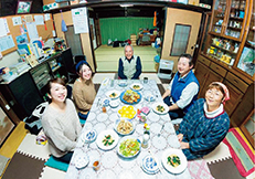 受入れ家庭と食卓を囲んで「だんらん」