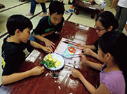 6年生・日本料理の盛り付け体験の様子