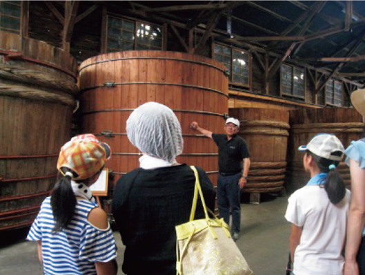 味噌蔵見学の様子