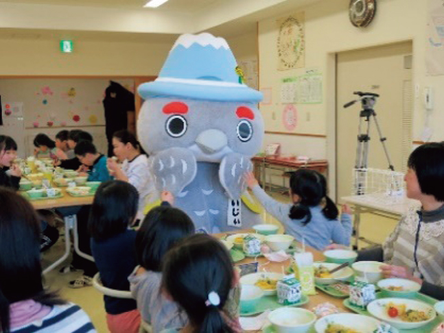 立山町（たてやままち）の観光大使「らいじぃ」のお誕生日会食