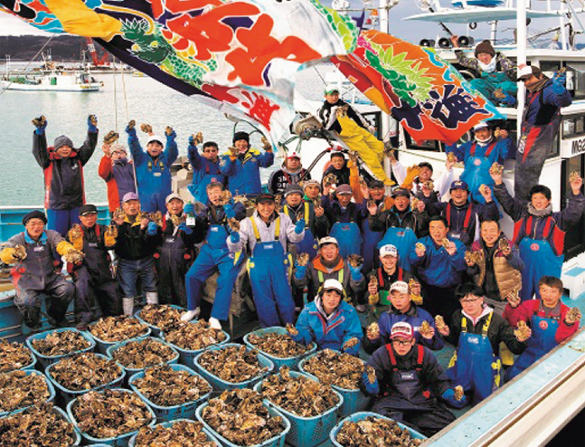 戸倉（とくら）かき部会南三陸（みなみさんりく）がんばる名場面フォトプロジェクト（撮影・浅田政志（あさだまさし）氏）