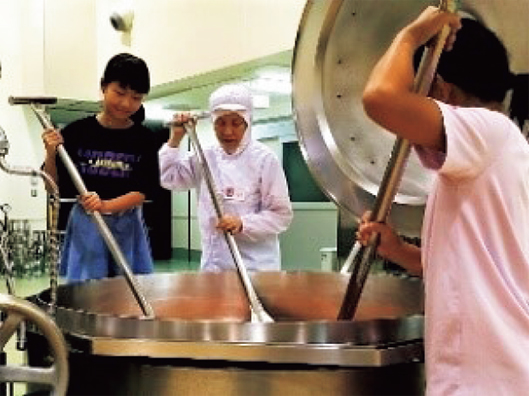 「給食センター探検隊」での大釜調理疑似体験