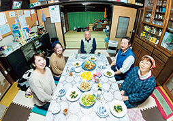 受入れ家庭と食卓を囲んで「だんらん」