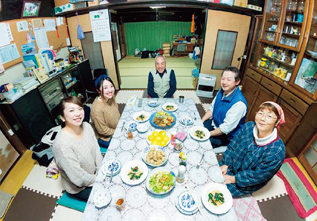 受入れ家庭と食卓を囲んで「だんらん」