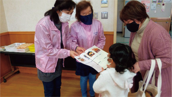 食生活改善推進員による郷土料理レシピの配布