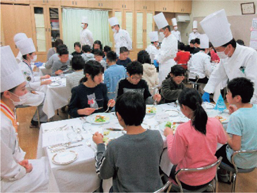 みんな一緒に楽しく食事！