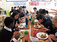 現地の学校との交流の様子