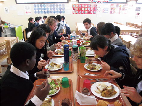 現地の学校との交流の様子