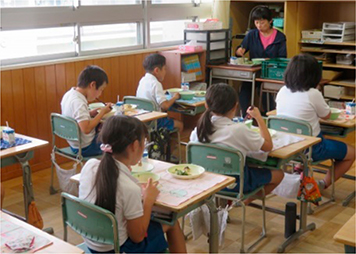 提供された給食を食べる子供たち