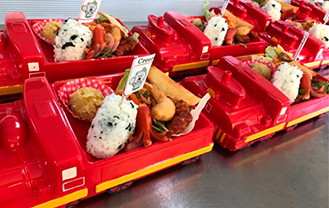おにぎりをのせたクレエール子ども食堂お子様セット