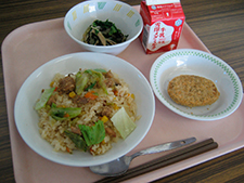 焼豚チャーハン（フードリサイクル堆肥を用いて生産したレタスを使用）