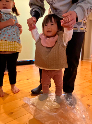 うどんの生地を足で踏み踏み