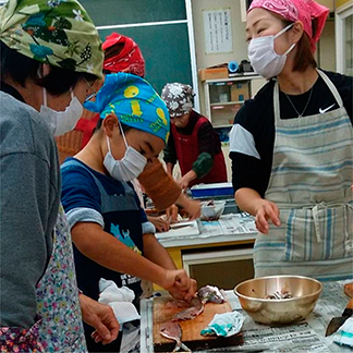 魚料理教室でアジ料理に挑戦