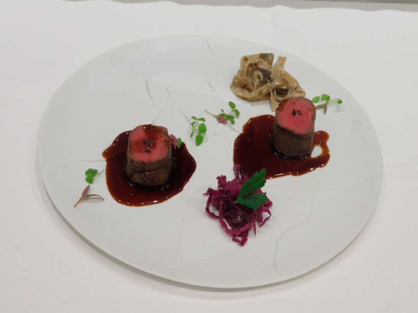 ジビエの料理講習会にて鹿のロティ　アルザス風ソース・ポワブラード　栗粉と茸のヌイユ