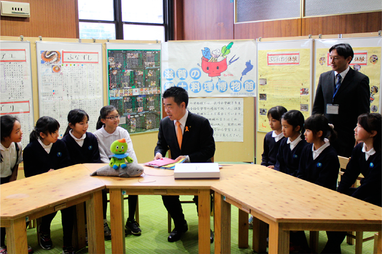 「滋賀の郷土料理博物館」に滋賀県知事を招いて説明