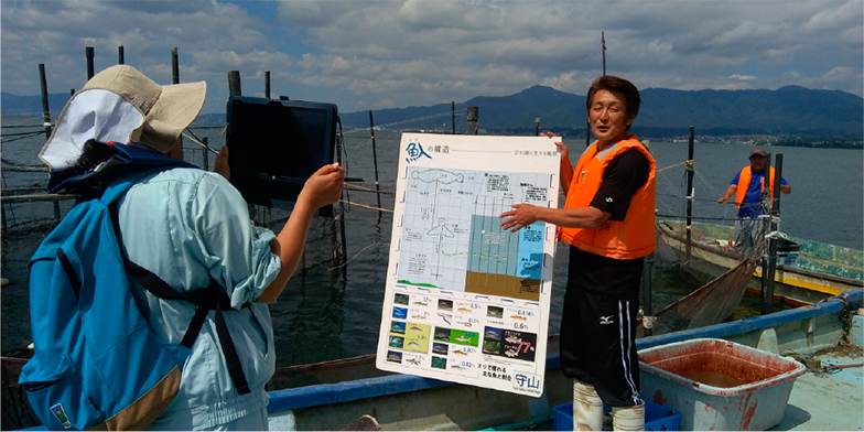 漁船上から伝統漁法による水揚げの様子を生中継