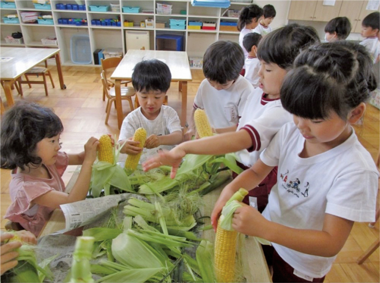 保育所における食育活動（食材に触れる子供たち）