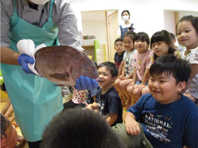 本物の魚を見て喜ぶこどもたち