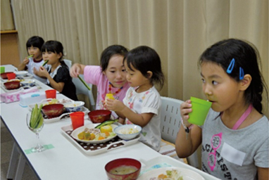 こども食堂での共食の風景