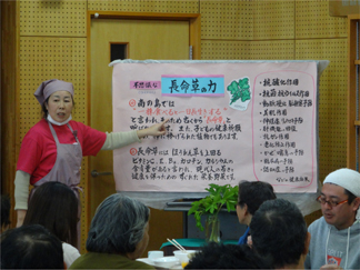 健康食堂での地域食材の説明