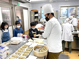 児童養護施設での焼売提供の様子