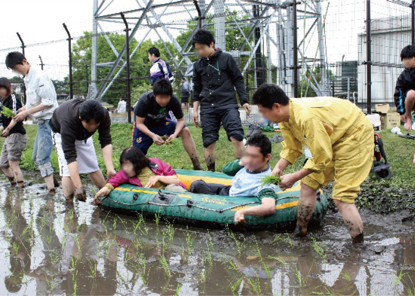 ゴムボートでの田植体験